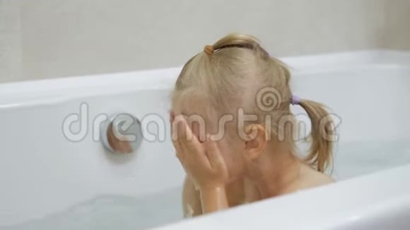 漂亮的三岁女孩洗澡视频的预览图