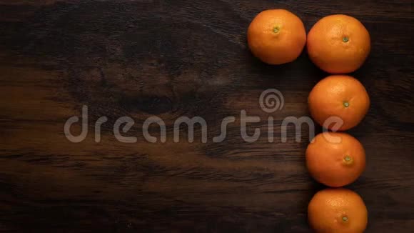 停止运动剥去橘子并分成切片视频的预览图