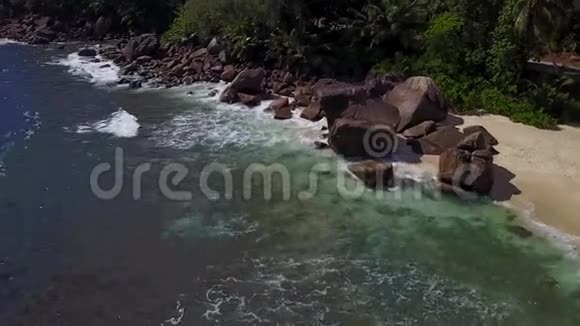 海浪撞击海洋中热带岛屿的岩石视频的预览图