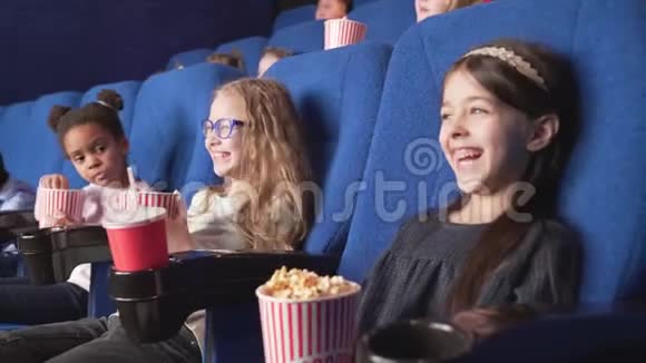 快乐的多种族儿童享受电影3d电影视频的预览图