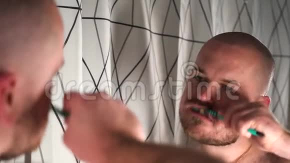 浴室里长胡子的帅哥用牙刷和清洁牙齿视频的预览图