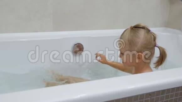 漂亮的三岁女孩洗澡视频的预览图