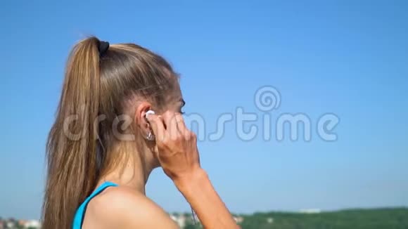 早上在公园戴着耳机跑步的小女孩视频的预览图