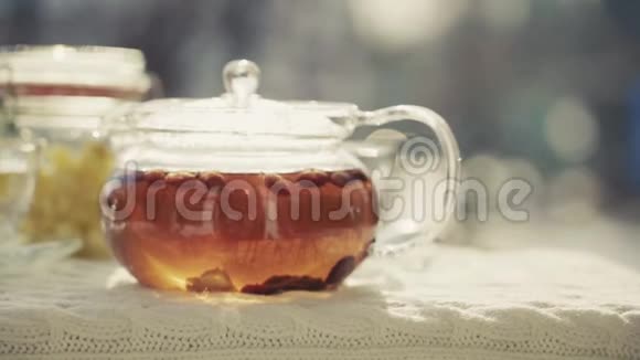 热茶在寒冷中蒸视频的预览图
