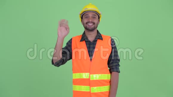 快乐的年轻有胡子的波斯建筑工人挥手视频的预览图