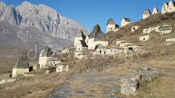 俄罗斯北奥塞梯阿拉尼亚共和国的死达尔加夫市秋天的风景干枯的草和山视频的预览图