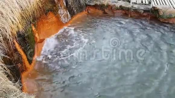 埃尔布鲁斯山脚下的温泉登日游之旅配有热水的浴缸泼水视频的预览图