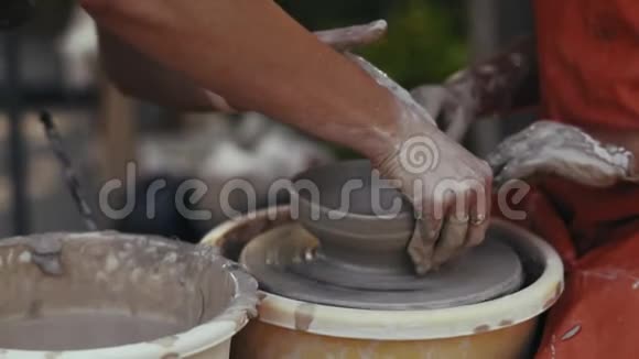 特写镜头女陶工教她的学徒陶器视频的预览图