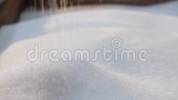聚丙烯滴液塑料颗粒缓慢下落聚丙烯颗粒特写慢镜头视频的预览图