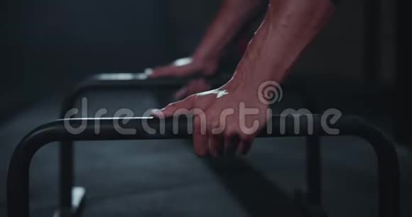 一个男人强壮的手的细节准备在交叉健身课上开始他的硬锻炼视频的预览图