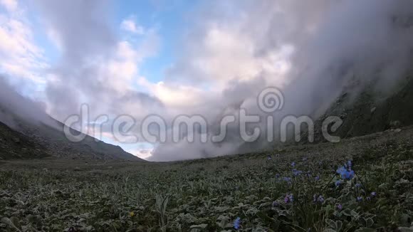印度喜马偕尔邦的云和山时间流逝视频的预览图