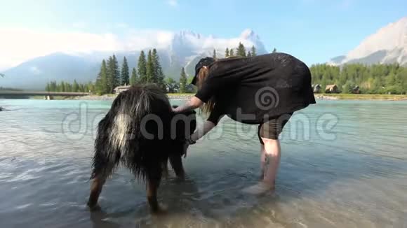 女人在山河洗她的狗视频的预览图