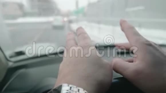 人手在汽车方向盘上人以一种奇怪的方式握住方向盘视频的预览图