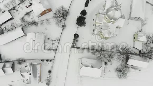 鸟瞰白雪皑皑的街道和建筑物视频的预览图