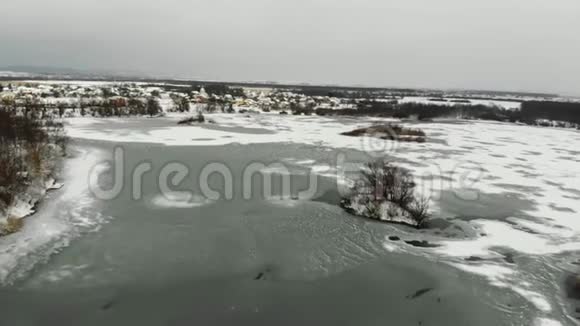 白雪覆盖的池塘有奇迹的倒影视频的预览图