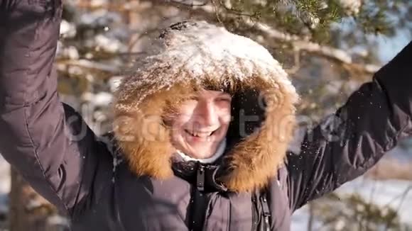 有趣的家伙在头上摇着雪树枝视频的预览图