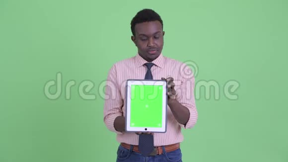 一位年轻的非洲商人展示数码平板电脑视频的预览图
