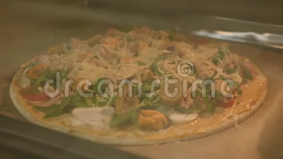 烤箱里的披萨烤披萨时间流逝准备披萨在家做饭厨房视频的预览图