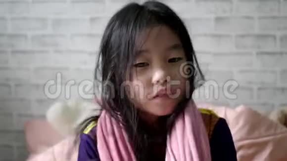 头发湿湿的小女孩用毛巾盖住视频的预览图