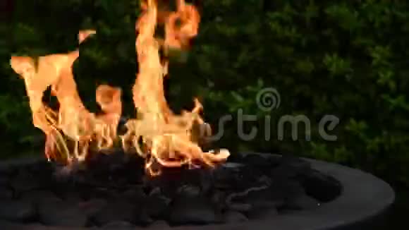 火焰在装饰的室外火坑中摇曳视频的预览图