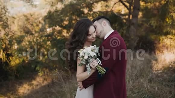 美丽可爱的新婚夫妇画像新郎亲吻新娘脖子视频的预览图