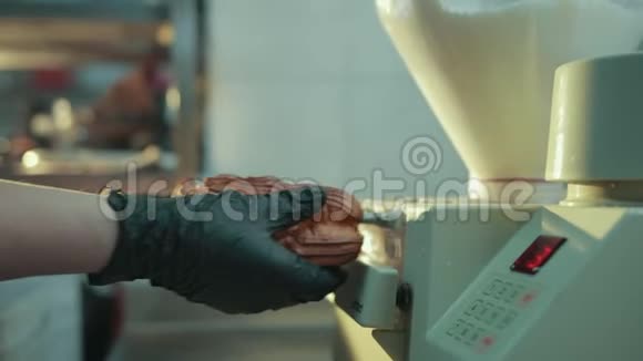 黑色手套的厨师正在用鲜奶油填充传统的法国水果视频的预览图