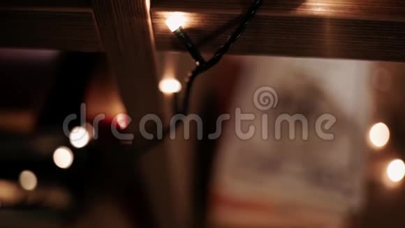 圣诞节的电动花环挂在架子上视频的预览图