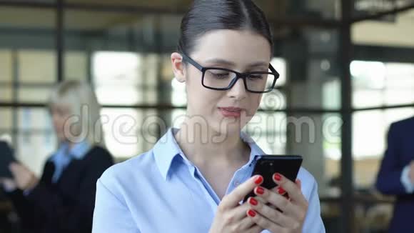 年轻女经理在电话中显示是的手势读着好消息视频的预览图