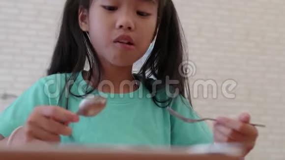 亚洲儿童小女孩喜欢吃东西视频的预览图