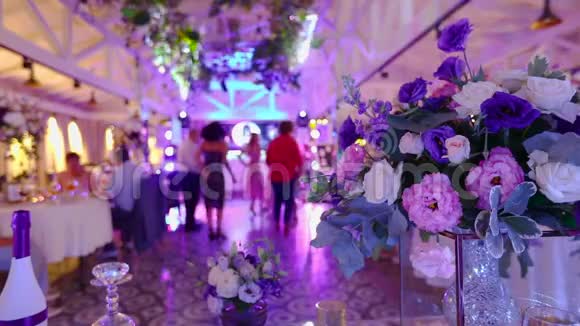 人们在花的背景上跳舞鲜艳的颜色人们在婚礼上跳舞视频的预览图