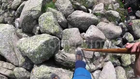 人走过岩石山地形视频的预览图