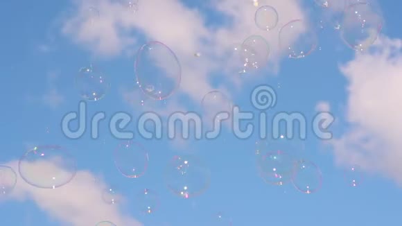 数千个肥皂泡飘向天空的视频一团闪闪发光的气泡飘向天空视频的预览图