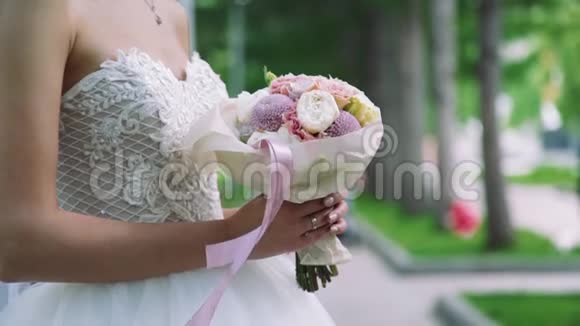新娘手中的婚礼布视频的预览图