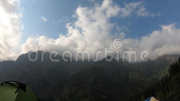 印度喜马偕尔邦的云和山时间流逝视频的预览图
