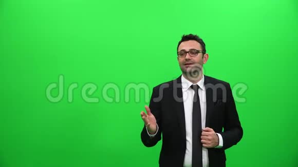 商人在绿色屏幕上的演讲视频的预览图