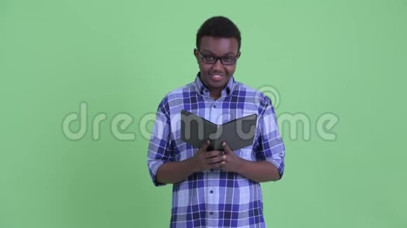 快乐的年轻非洲时髦男人在看书挥舞着手视频的预览图