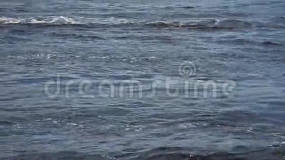 宽的北方河流或大海的冷水视频的预览图