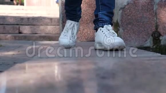 在街上和白鞋对腿视频的预览图