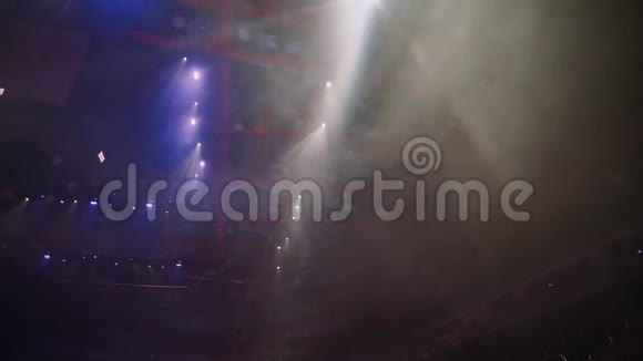 音乐会前的灯光舞台设备视频的预览图