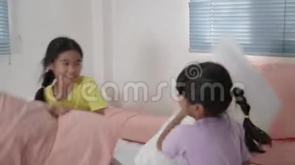 孩子们在床上枕头大战视频的预览图