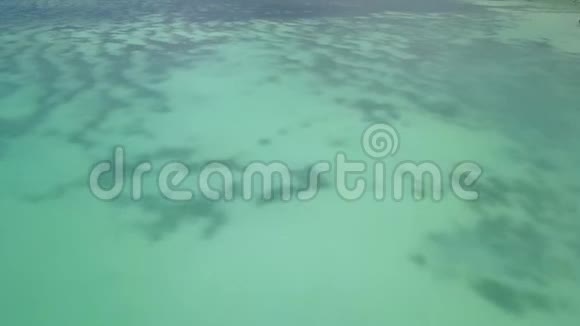 在超净水的海洋之上的美妙景色在霍利森有许多岛屿视频的预览图