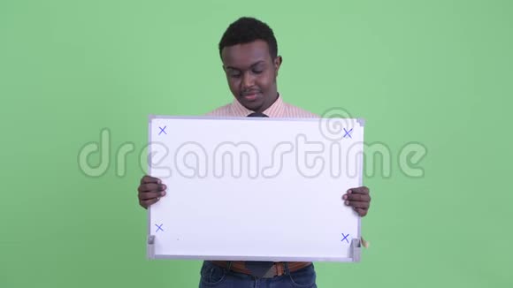 快乐的年轻非洲商人拿着白板说话视频的预览图