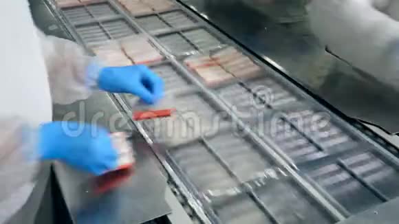 螃蟹棒正被工厂工人包装食品加工厂视频的预览图