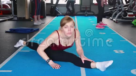 年长的女人在健身房做伸展运动和缠绕视频的预览图