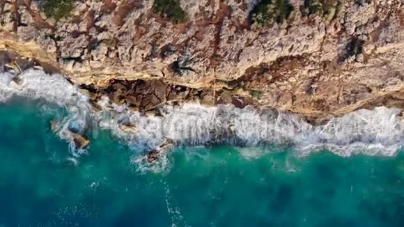 海浪拍打着高高的悬崖视频的预览图