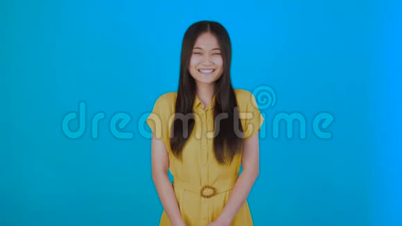 微笑嬉戏自信黄色的美丽女人年轻笑容可掬的亚裔布鲁内特女士的照片视频的预览图