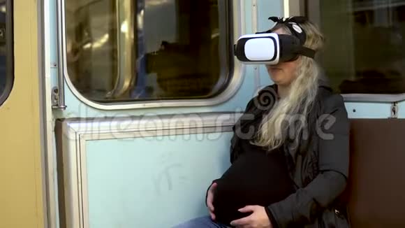 地铁列车虚拟现实头盔中的孕妇旧地铁列车视频的预览图