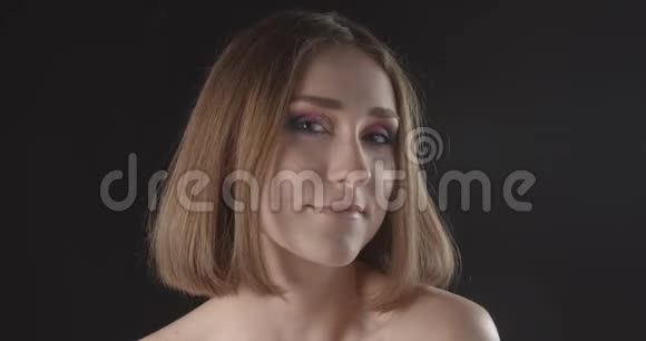 年轻漂亮的白种人短毛女性的特写镜头她的妆容可爱在欢乐的面前摆着造型视频的预览图