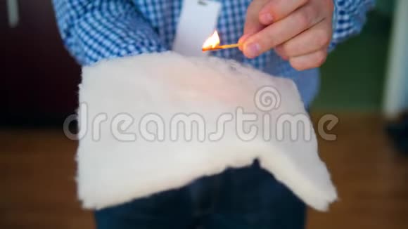 一个人用火柴点燃一块聚酯棒视频的预览图