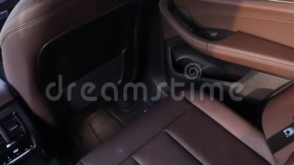 棕色皮革内饰高级SUV后排座椅气候控制顶视图门和座椅视频的预览图